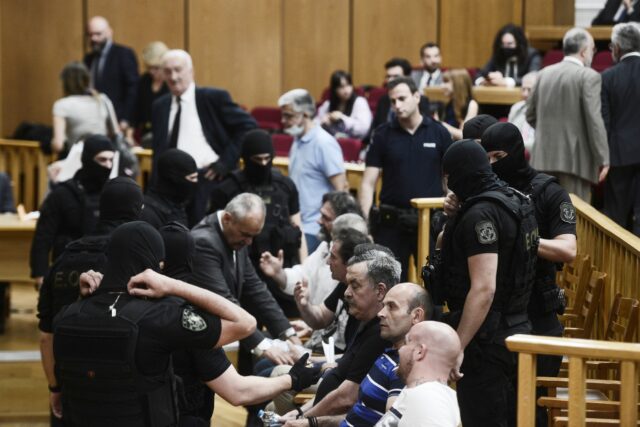 Δίκη Χρυσής Αυγής: Δύο κρίσιμα θέματα καλείται να απαντήσει σήμερα το δικαστήριο για την εγκληματική οργάνωση