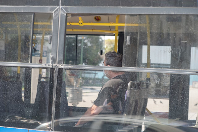 Θεσσαλονίκη: Όχημα έπεσε πάνω σε στάση του ΟΑΣΘ – Τρεις τραυματίες