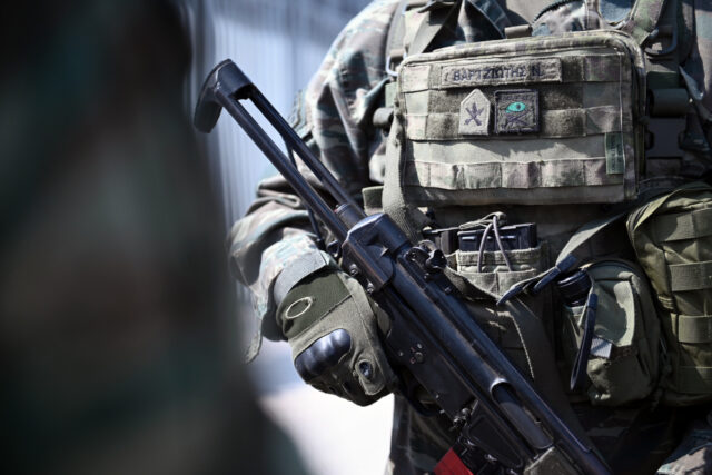 Διεθνής Αμνηστία: Το ελληνικό κράτος παραβιάζει το δικαίωμα στην αντίρρηση συνείδησης