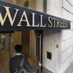 Η Wall Street κλείνει στο «κόκκινο» το χειρότερό της εξάμηνο από το 1970