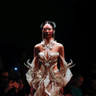 Τα ρούχα της Iris Van Herpen μοιάζουν φτιαγμένα για το metaverse