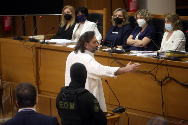 «Θα το εξευτελίσω το δικαστήριο σας»: Νέα πρόκληση από τον Λαγό στη δίκη της Χρυσής Αυγής