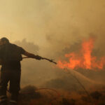 Μυτιλήνη: Μάχη με τις αναζωπυρώσεις στη Ρογκάδα δίνουν οι πυροσβεστικές δυνάμεις