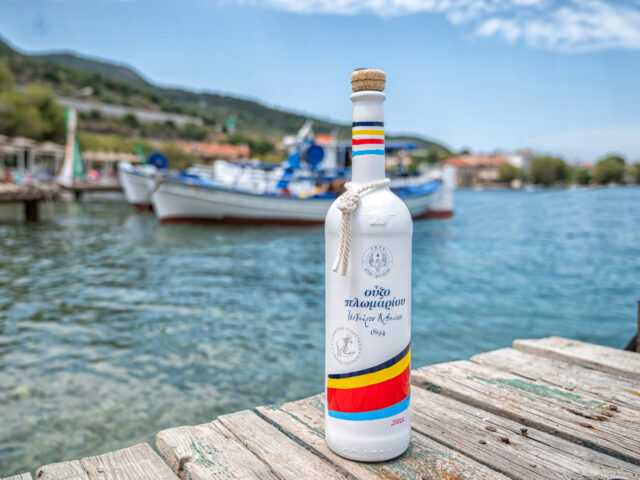 Ούζο Πλωμαρίου, παραδοσιακά ξύλινα καΐκια και δύο τέχνες που ενώνονται