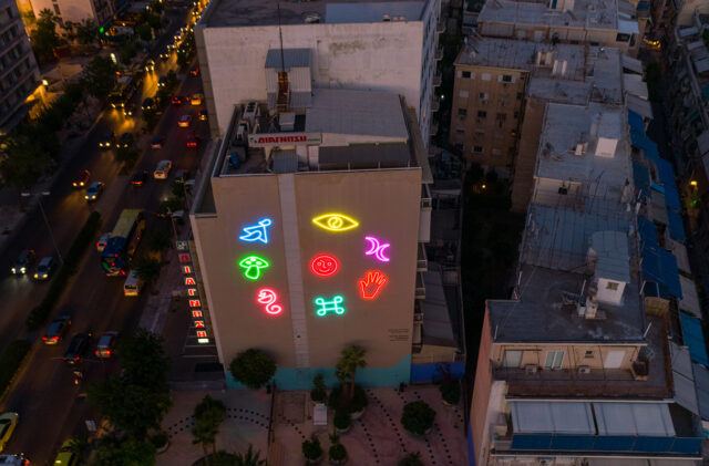 Ξέρετε πού βρίσκονται οι δύο νέες εικαστικές τοιχογραφίες της Αθήνας;