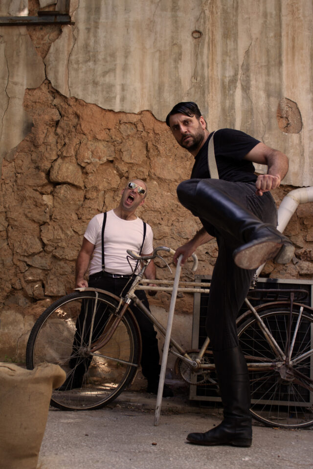 «Η άνοδος του Αρτούρο Ούι»: Ο Άρης Μπινιάρης ανεβάζει Μπέρτολτ Μπρεχτ με πρωταγωνιστή τον Γιώργο Χρυσοστόμου