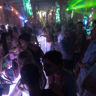 Πήγαμε στο πιο σουρεάλ πάρτι του καλοκαιριού