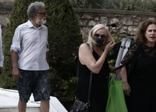 Ιωάννης Στρατάκης: «Tην Δημοκρατία δεν την κάνουν τα ρούχα»