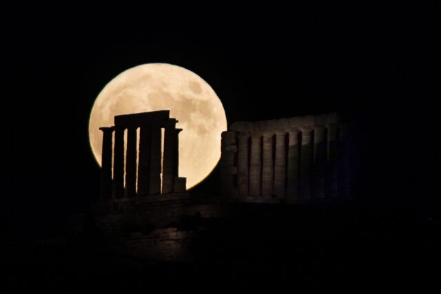 Εντυπωσιακές φωτογραφίες από την «Πανσέληνο του Ελαφιού» πάνω από το ναό του Ποσειδώνα [ΕΙΚΟΝΕΣ]