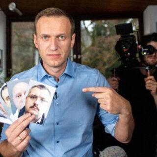 Πόσο επικίνδυνο είναι να κάνεις ντοκιμαντέρ με τον Navalny, αντίπαλο του Πούτιν, για την απόπειρα δολοφονίας του;