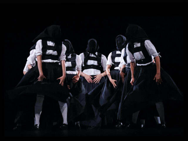 Χορεύοντας για τη γυναίκα και την Επανάσταση