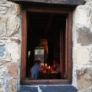 Αν βρεθείτε στο μεσαιωνικό χωριό Μηλιά Χανίων, θα δειπνήσετε υπό το φως των κεριών