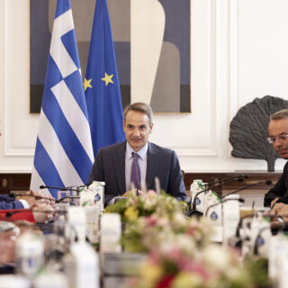 “Πυροσβέστες της ξαπλώστρας” χαρακτήρισε ο Κυριάκος Μητσοτάκης όσους ασκούν κριτική από απόσταση