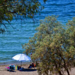 Οι 12 παραλίες που απαγορεύεται το κολύμπι στην Αττική