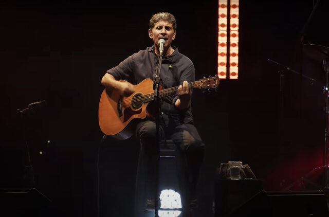 Νέα παρέμβαση και πανό για Λιγνάδη και Μιχαηλίδη σε συναυλία του Σωκράτη Μάλαμα