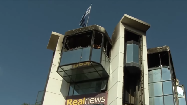 Φωτιά στο κτήριο του Real Group στο Μαρούσι – Βρέθηκαν γκαζάκια [ΒΙΝΤΕΟ]