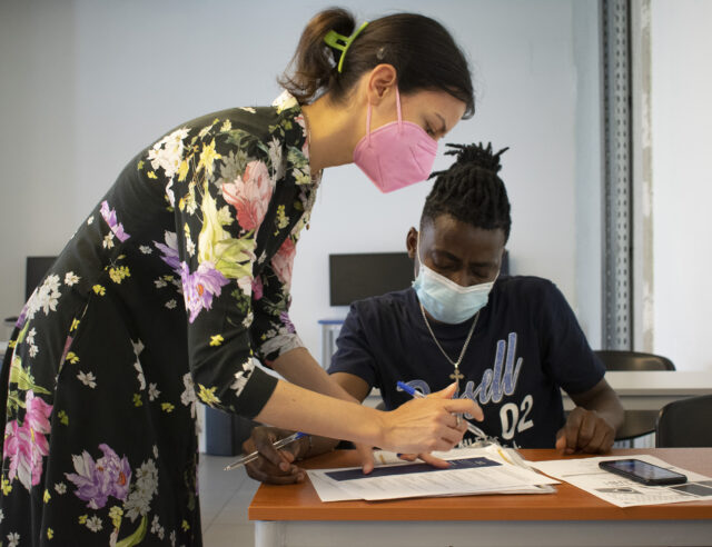 Stepping Stone: Βοηθώντας πρόσφυγες και μετανάστες να ενταχθούν στην αγορά εργασίας εν μέσω κρίσης έλλειψης ανθρώπινου δυναμικού