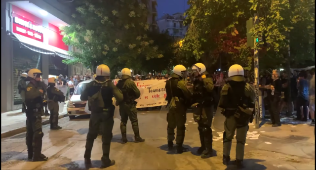 Άγρια καταστολή στα Εξάρχεια – Επίθεση των ΜΑΤ σε πορεία κατά των βιασμών