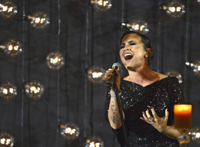 Η Ντέμι Λοβάτο έβαλε το «she/her» στις αντωνυμίες της