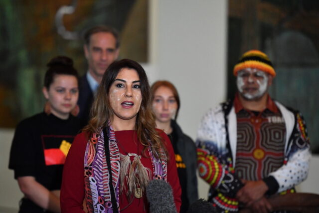 Αυστραλία: Aυτόχθων γερουσιαστής παραφράζει τον όρκο στη βασίλισσα Ελισάβετ, χαρακτηρίζοντάς την αποικιοκράτισσα [ΒΙΝΤΕΟ]