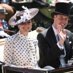 Ταξίδι σε οικονομική θέση για την Κέιτ Μίντλετον και τα παιδιά της [BINTEO]