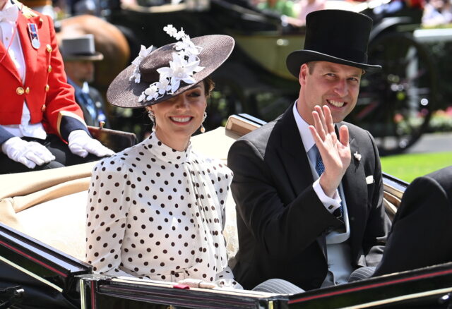 Ταξίδι σε οικονομική θέση για την Κέιτ Μίντλετον και τα παιδιά της [BINTEO]