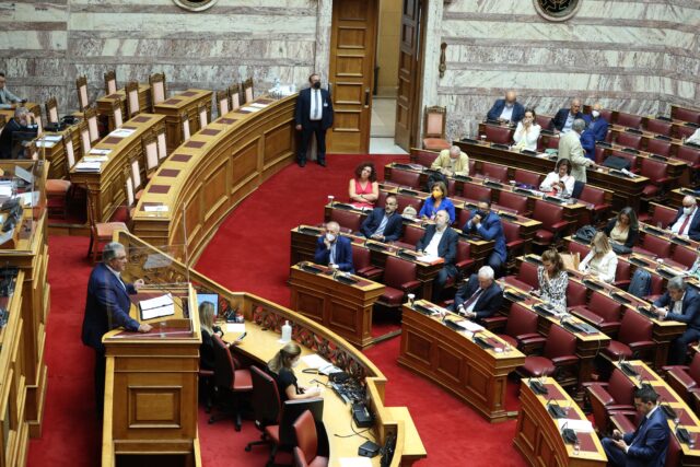 Βουλή: Πρόταση νόμου του ΚΚΕ για χρέη οικογενειών με ανάπηρα μέλη σε τράπεζες και απαγόρευση πλειστηριασμού πρώτης κατοικίας