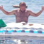 Ιταλία: Αντιδράσεις για ιερέα που έκανε λειτουργία στη θάλασσα με μαγιό