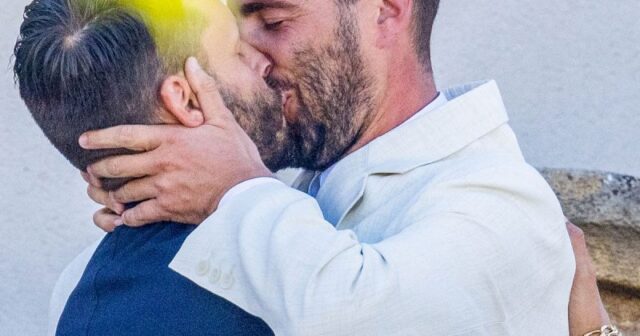 Νέες φωτογραφίες από τον γάμο του σχεδιαστή μόδας Simon Porte Jacquemus με τον σύντροφό του κάνουν το γύρο του διαδικτύου