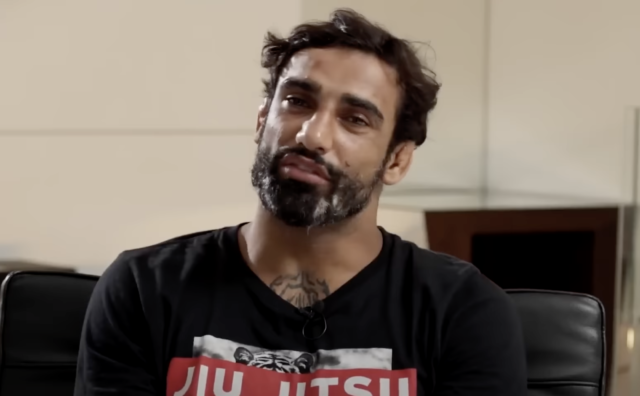 Λεάντρο Λο: Με τη στολή του ζίου ζίτσου εμφανίστηκαν στην κηδεία οι φίλοι του [ΒΙΝΤΕΟ]