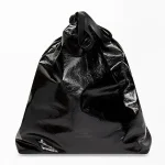 Balenciaga: Πουλά «σακούλα σκουπιδιών» αξίας 1.750 ευρώ