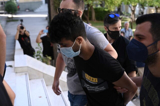 Γυναικοκτονία – Περιστέρι: Η οικογένεια της 17χρονης κάνει λόγο για δύο ακόμα συνεργούς