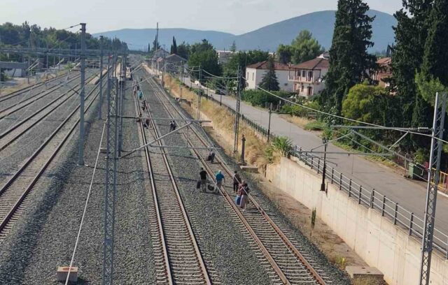 Τρένο στη Λαμία συγκρούστηκε με αγελάδα και μετά από λίγο εκτροχιάστηκε