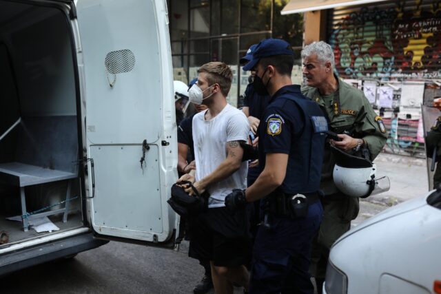 Εξάρχεια: Δεκάδες προσαγωγές μετά από διαδήλωση για τις εργασίες του μετρό