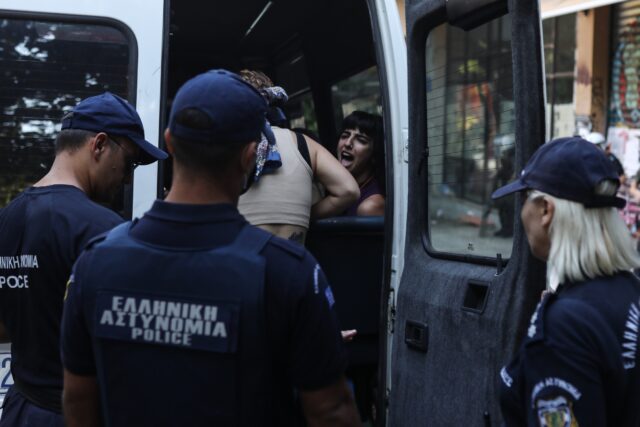 Εξάρχεια: Σε συλλήψεις μετατράπηκαν δύο από τις 32 προσαγωγές