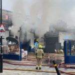 Υπό έλεγχο τέθηκε η μεγάλη πυρκαγιά σε σιδηροδρομική γέφυρα στο Λονδίνο