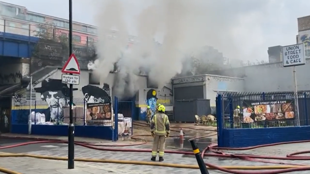 Υπό έλεγχο τέθηκε η μεγάλη πυρκαγιά σε σιδηροδρομική γέφυρα στο Λονδίνο