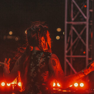 Peggy Gou: 40 φωτογραφίες από το καλοκαιρινό rave της στην πλατεία Νερού που αποδεικνύουν ότι η Ελλάδα λατρεύει τη Feta Gou