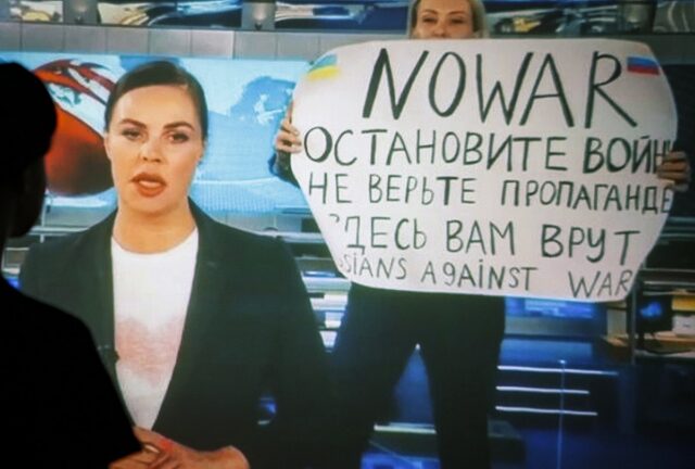 Έφοδος της ρωσικής αστυνομίας στο σπίτι της δημοσιογράφου Μαρίνα Οβσιάνικοβα