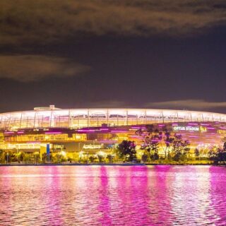 Κτίρια της Αυστραλίας φωτίζονται ροζ για να τιμήσουν τη μνήμη της Ολίβια Νιούτον Τζον