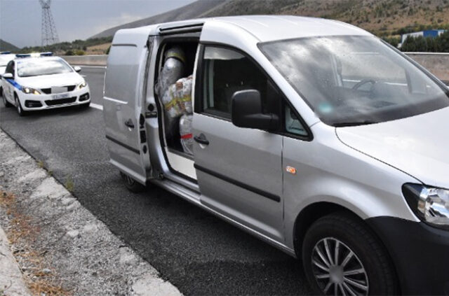 Εγκατέλειψε φορτηγάκι στην Κοζάνη με πάνω από 300 κιλά κάνναβη