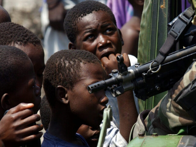 Αϊτή – Μέρος Β’: Η πρώτη μαύρη δημοκρατία που η Δύση δεν συγχώρεσε ποτέ: Από τους Αμερικανούς στα «μπισκότα από λάσπη»