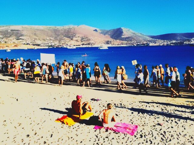 Ξαπλώστρες στο κύμα: Οι Παριανοί ενάντια στις παράνομες καταλήψεις των παραλιών τους