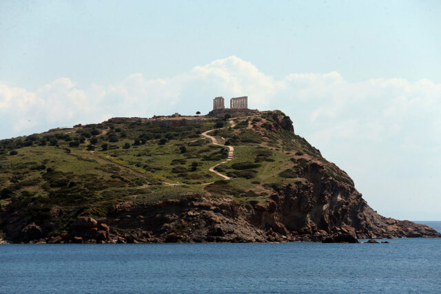 Αγωνία για δύο κολυμβητές που αγνοούνται στο Σούνιο