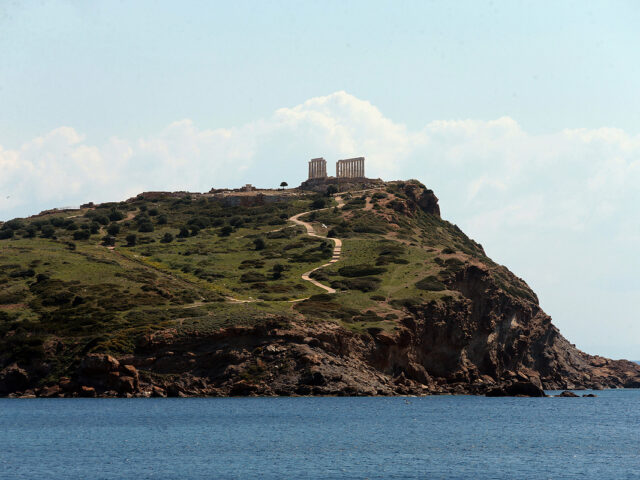 Αγωνία για δύο κολυμβητές που αγνοούνται στο Σούνιο