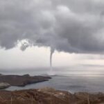 Εντυπωσιακός υδροστρόβιλος δημιουργήθηκε στη Μύκονο από τα έντονα καιρικά φαινόμενα [ΒΙΝΤΕΟ]
