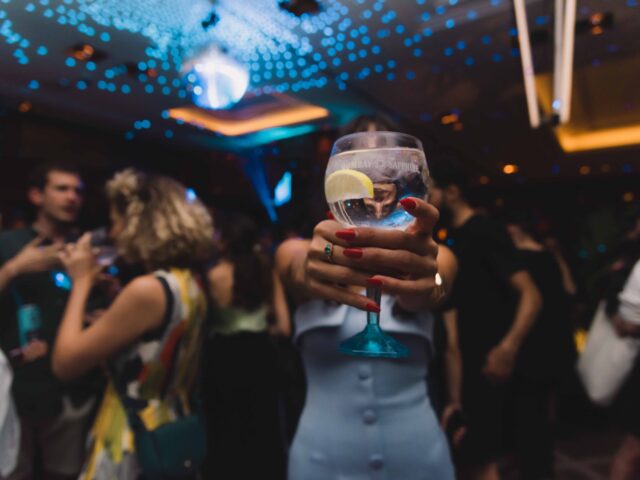 Με την εντυπωσιακή φετινή ART ATHINA, τα πιο ξεχωριστά gallery openings κι ένα μεγάλο art party ξεκίνησε το ART MONTH του Bombay Sapphire premium gin