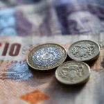 Σε ιστορικά χαμηλό επίπεδο κινείται η στερλίνα