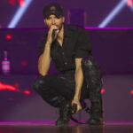 Ενρίκε Ιγκλέσιας: Το καυτό φιλί με θαυμάστρια που προκάλεσε αντιδράσεις [ΒΙΝΤΕΟ]