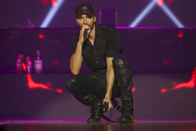 Ενρίκε Ιγκλέσιας: Το καυτό φιλί με θαυμάστρια που προκάλεσε αντιδράσεις [ΒΙΝΤΕΟ]